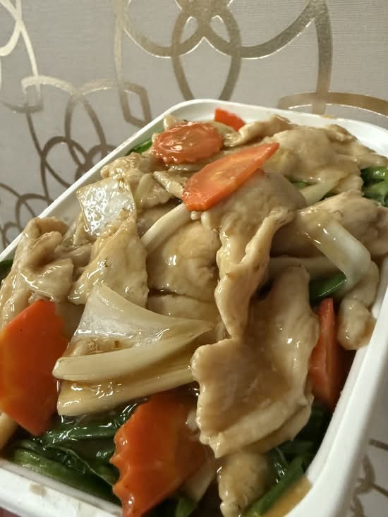 W11. Chicken OR Beef with Ginger & Chinese Broccoli 芥蘭炒 鷄片/牛肉